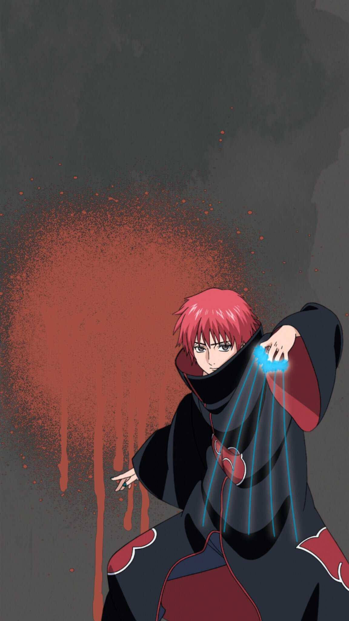 Sasori 桌布 壁紙 — 一個紅髮動漫角色穿著黑色斗篷，在帶有紅色飛濺的深灰色背景上引導發光的藍色查克拉。