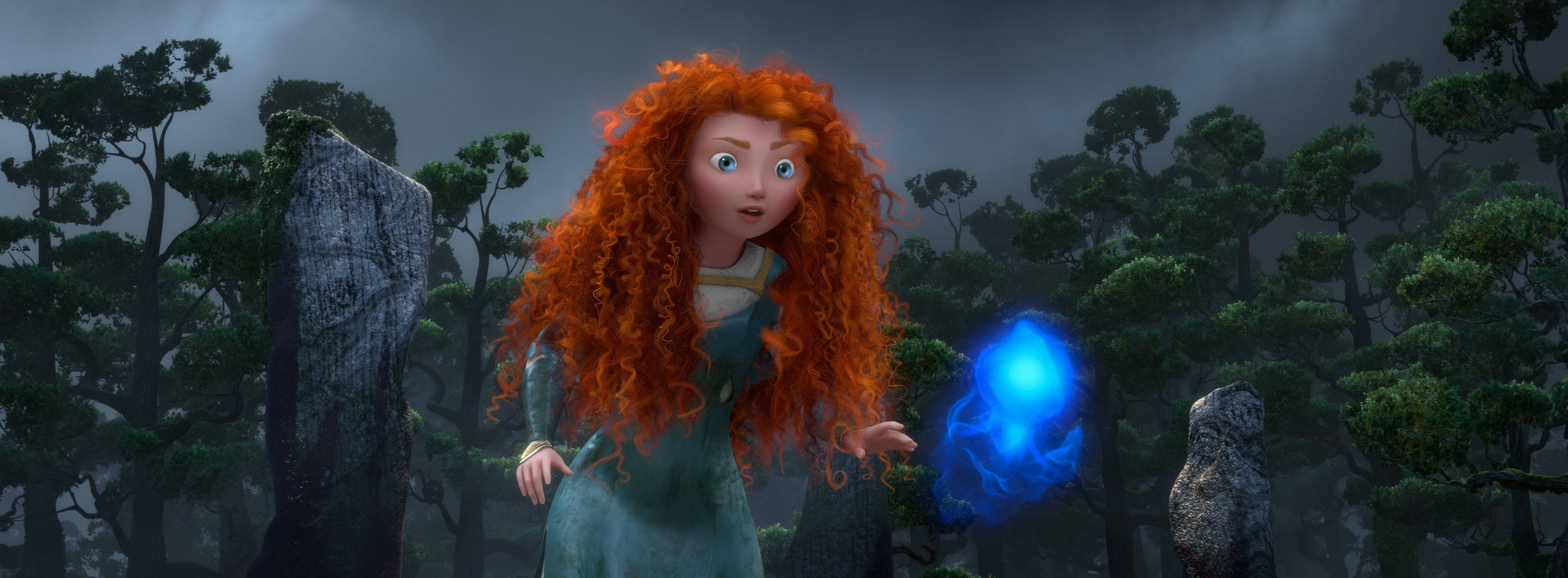 Disney Brave 桌布 壁紙 — 一個紅髮動畫女孩在森林中手持發光藍色球體，背景有霧氣繚繞的樹木和黑暗的天空。