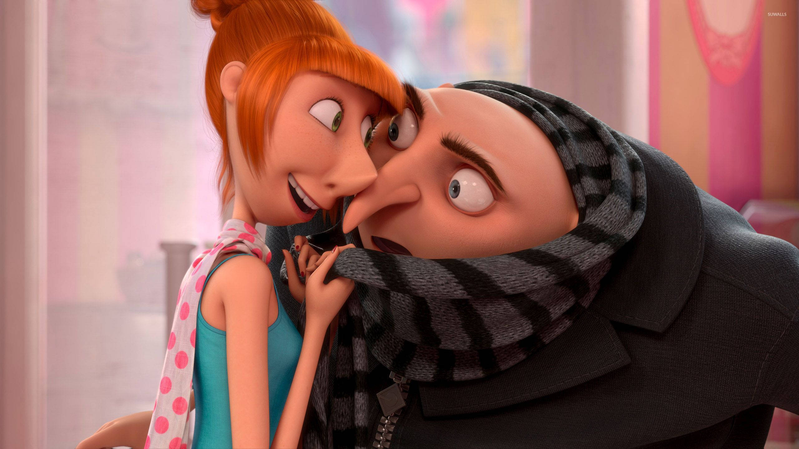 Despicable Me 2 桌布 壁紙 — 一個紅髮動畫女孩頑皮地用鼻子蹭一個戴著條紋圍巾的光頭男人，眼睛睜大，咧嘴笑著。