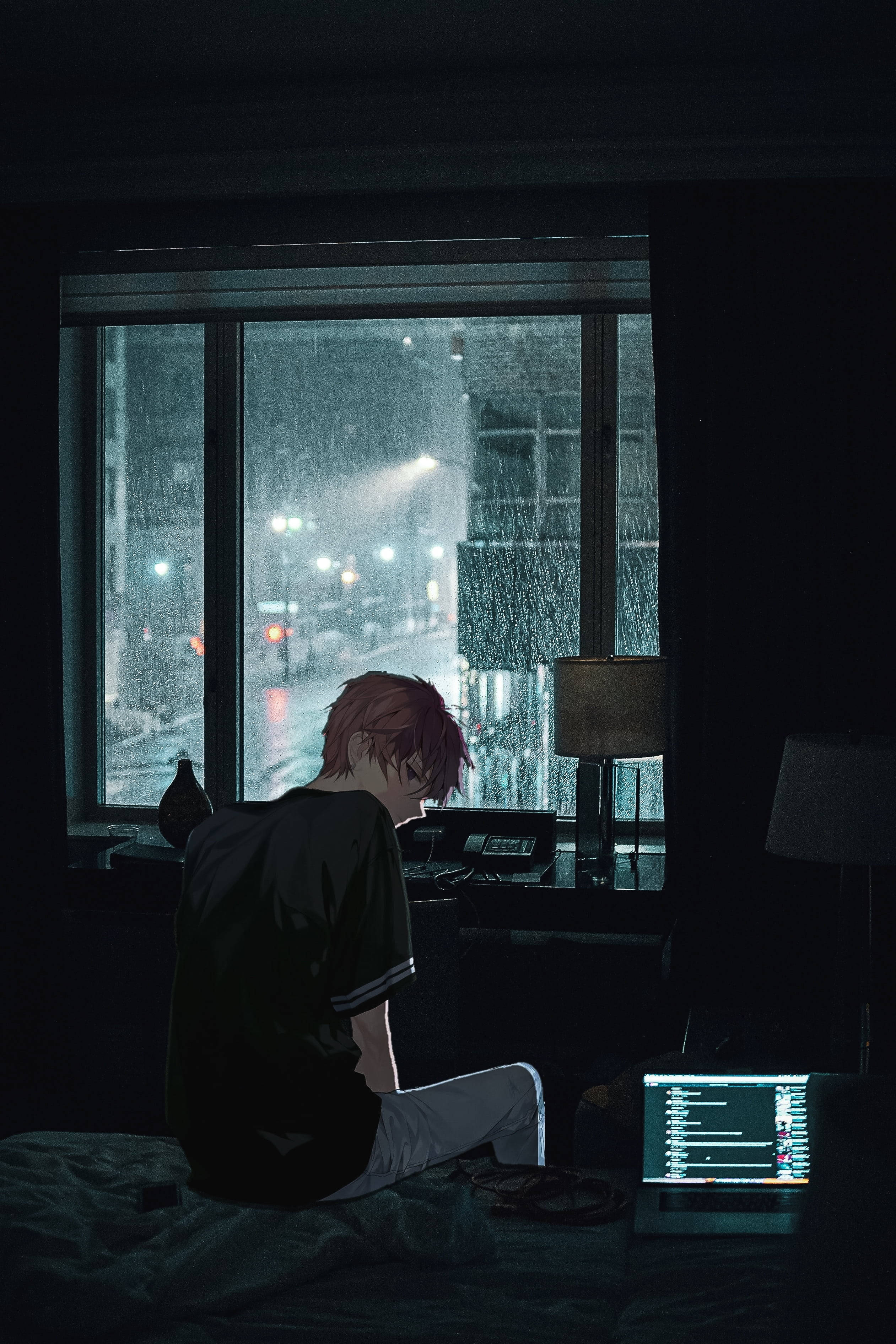 Cartoon Sad Alone 桌布 壁紙 — 一個紅髮動畫男孩坐在黑暗房間的床上，凝視著被雨水打濕的窗戶，望向遠處街燈照亮的一條城市街道。