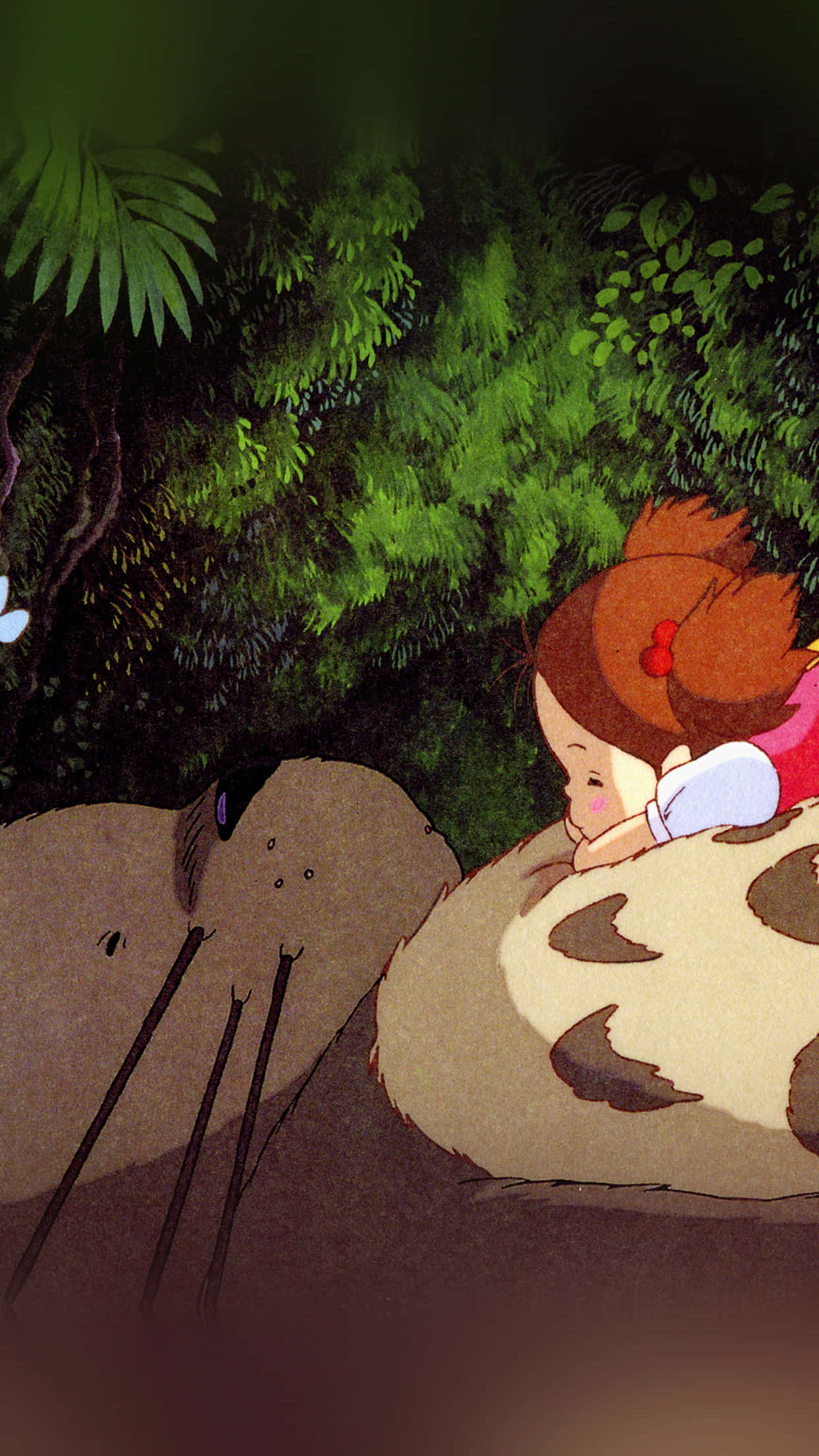 Totoro Aesthetic 桌布 壁紙 — 一個紅髮女孩在夜晚將頭靠在一個長滿斑點的生物身上，身處茂密的綠色叢林中。