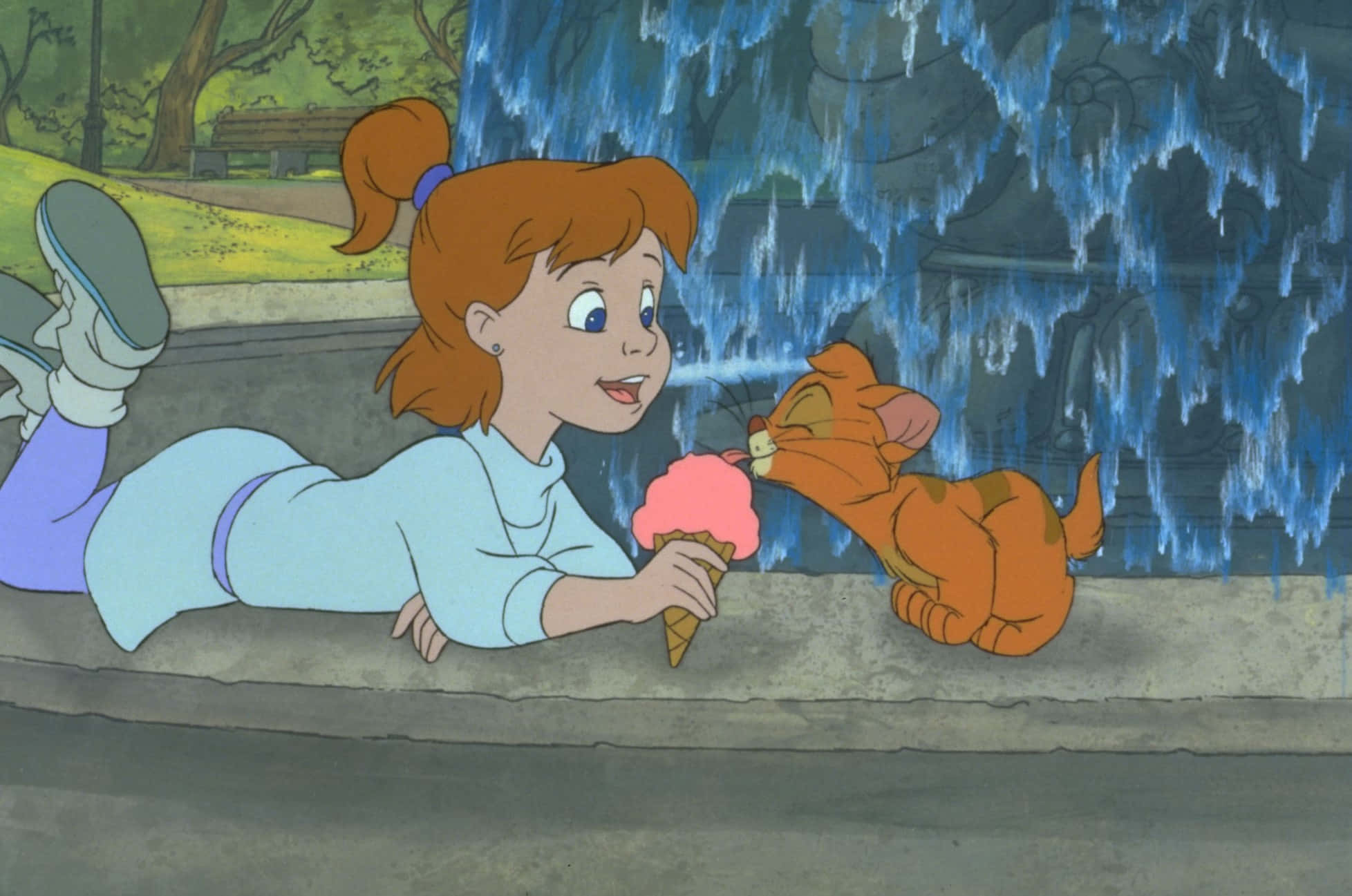 oliver and company 桌布 壁紙 — 一個紅髮女孩愉快地躺在噴泉旁，與一隻橙色虎斑貓分享粉紅色冰淇淋甜筒。