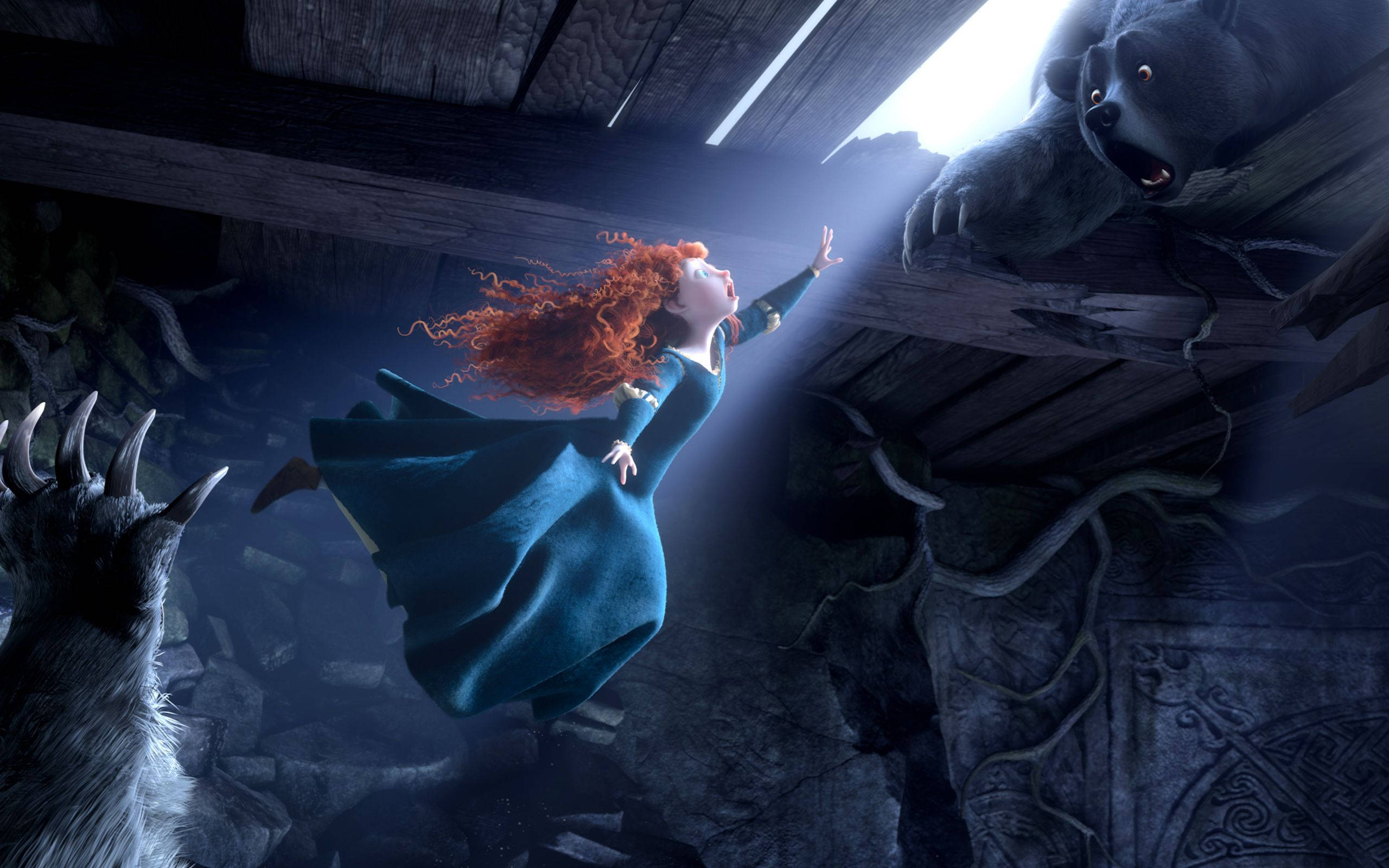 Merida 桌布 壁紙 — 一個紅髮女孩穿著藍色連衣裙，在黑暗的木質閣樓中跳躍，一頭熊在戲劇性的電影燈光下籠罩在她上方。