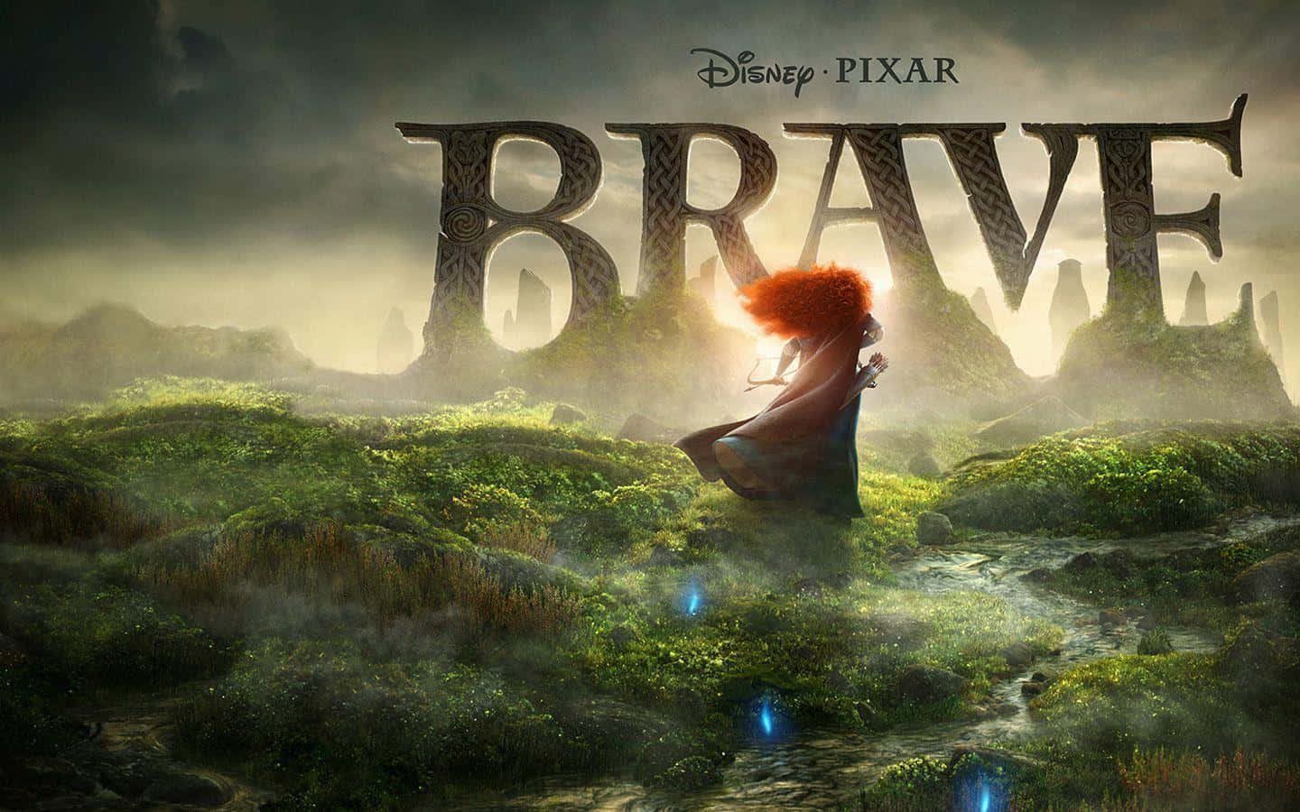Brave 桌布 壁紙 — 一個紅髮小女孩穿著藍色連衣裙，站在長滿青苔的山丘上，霧濛濛的天空下，身後有巨大的石頭字母拼出BRAVE。