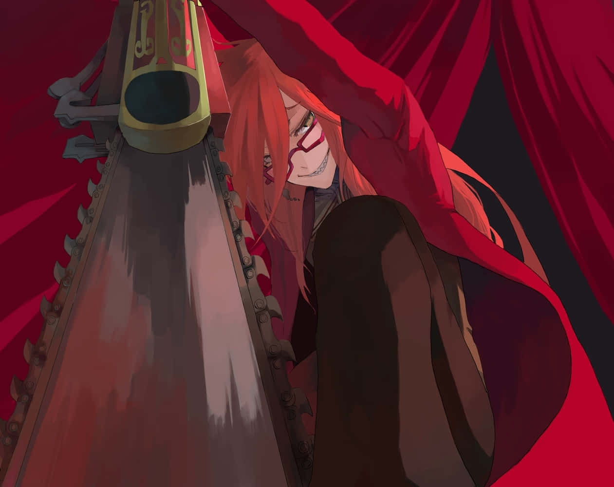 Grell Sutcliff 桌布 壁紙 — 一個紅髮戴眼鏡的動漫角色微笑著，手持一把大型華麗電鋸，背景是深紅色窗簾。