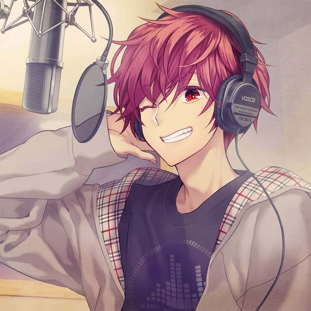 Cute Boy Anime 桌布 壁紙 — 一個紅髮戴耳機的開朗動畫男孩在舒適的錄音室裡，站在錄音室麥克風旁邊微笑。