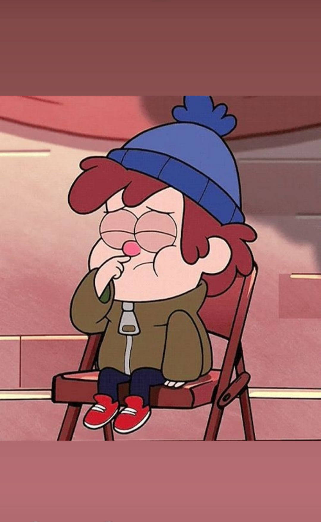 dipper pines 桌布 壁紙 — 一個紅髮戴藍帽的卡通男孩坐在椅子上，閉著眼睛，手指放在鼻子上，在一個溫暖的粉紅色房間裡。