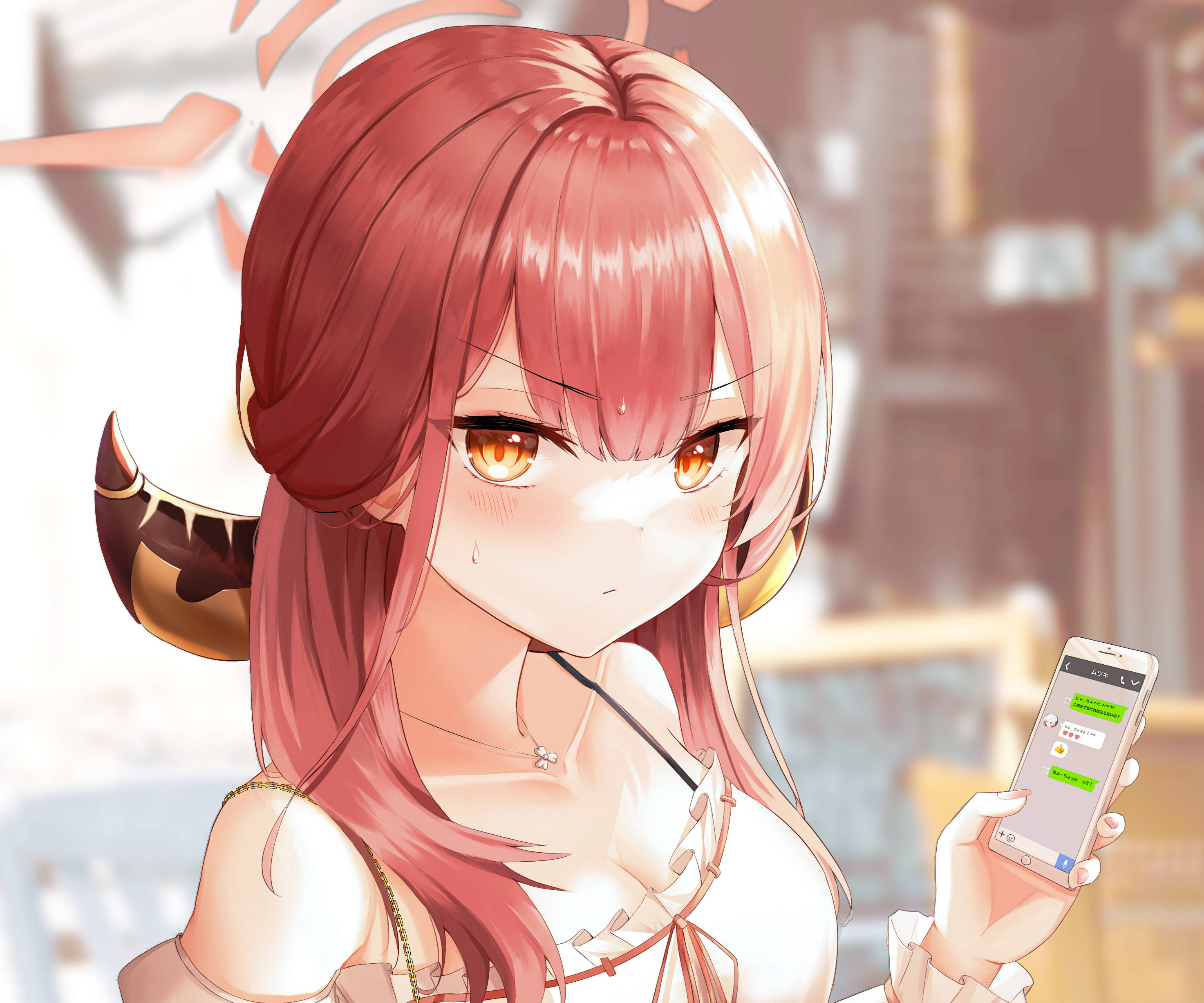 電玩遊戲 桌布 壁紙 — 一個紅髮有角的動漫女孩，在明亮的城市環境中怒視著顯示聊天記錄的手機。