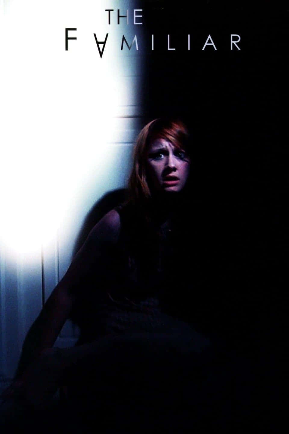 Scared 桌布 壁紙 — 一個紅髮的驚恐女人蹲在陰影中，被門口射出的強烈光束照亮，標題「THE FAMILIAR」懸掛在上方。