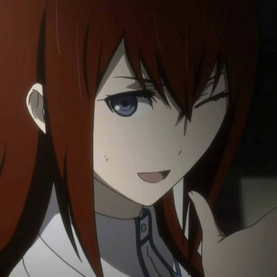 kurisu makise 桌布 壁紙 — 一個紅髮藍眼的動漫女孩在昏暗燈光下俏皮地眨眼的特寫。