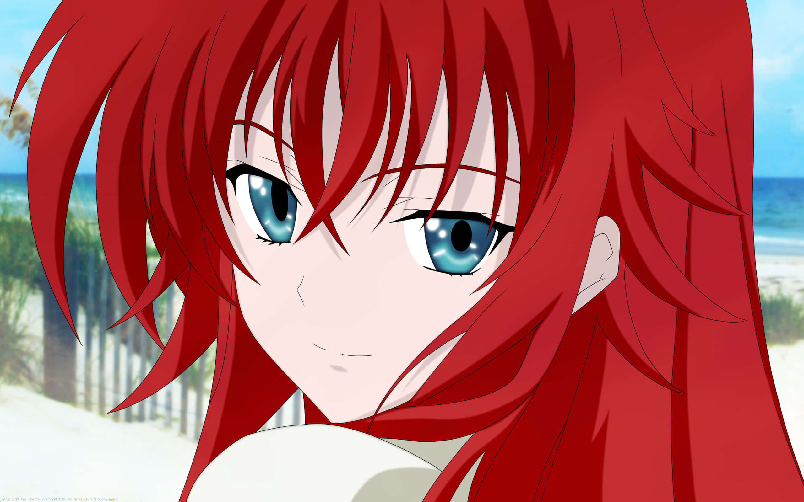 Rias Gremory 桌布 壁紙 — 一個紅髮藍眼的動漫女孩在沙灘背景下溫柔凝視的特寫。