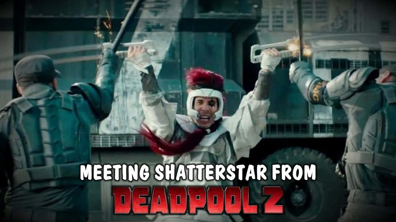 Shatterstar 桌布 壁紙 — 一個紅髮變種人，戴著白色頭盔和穿著白色外套，在一個粗糙的城市環境中，用發光的武器與兩名裝甲守衛戰鬥。