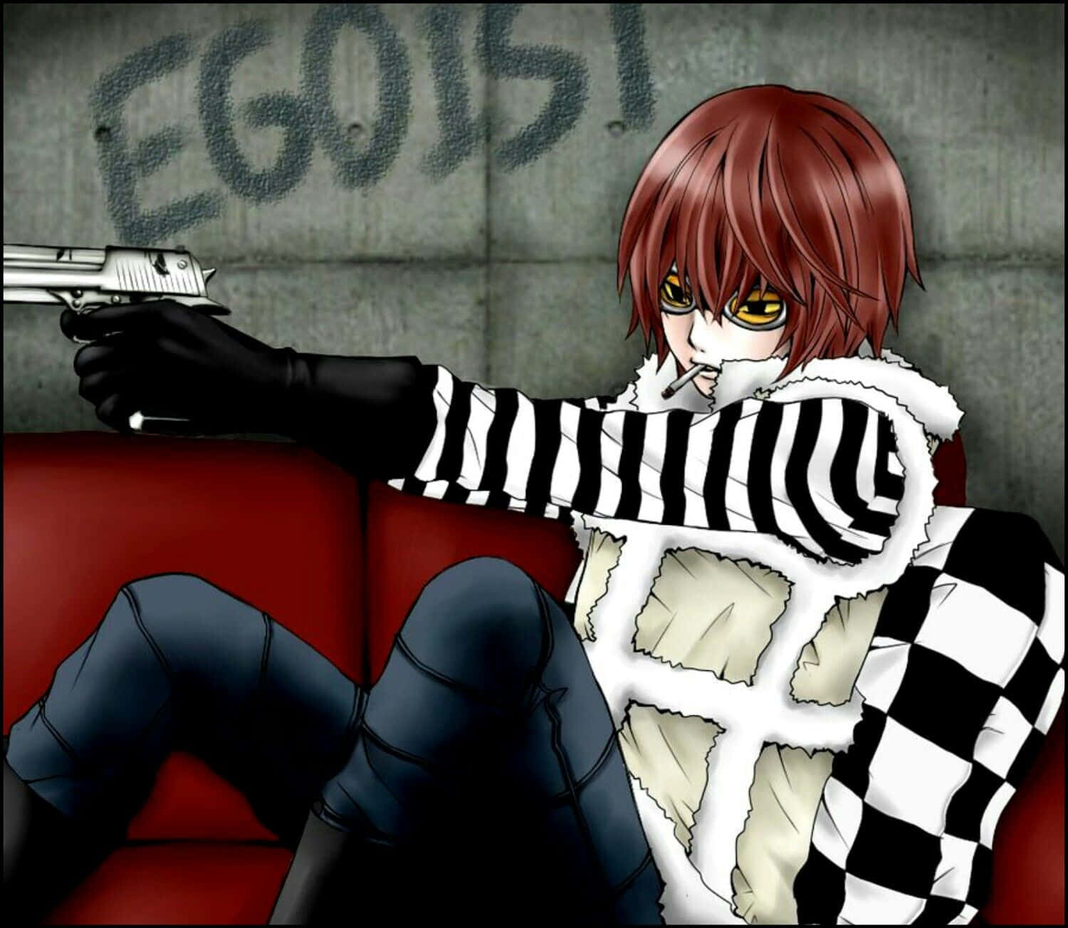 Death Note Matt 桌布 壁紙 — 一個紅髮黃眼的動漫角色坐在紅色沙發上，手持槍支，抽著煙，背景是帶有'EGOIST'塗鴉的混凝土牆。