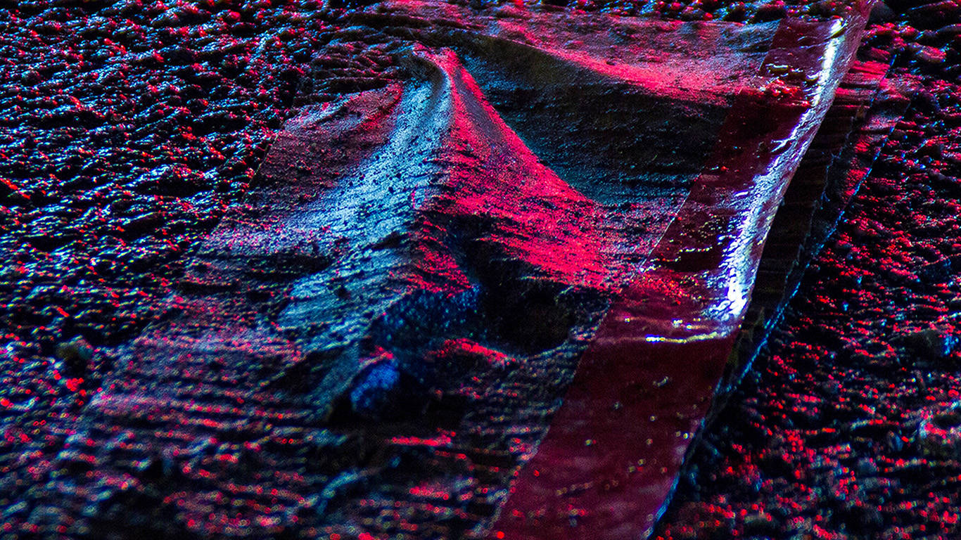 紅色與藍色 桌布 壁紙 — 一個紋理表面的特寫，鮮豔的紅色和藍色霓虹燈反射在光滑、皺巴巴的塑料片上。