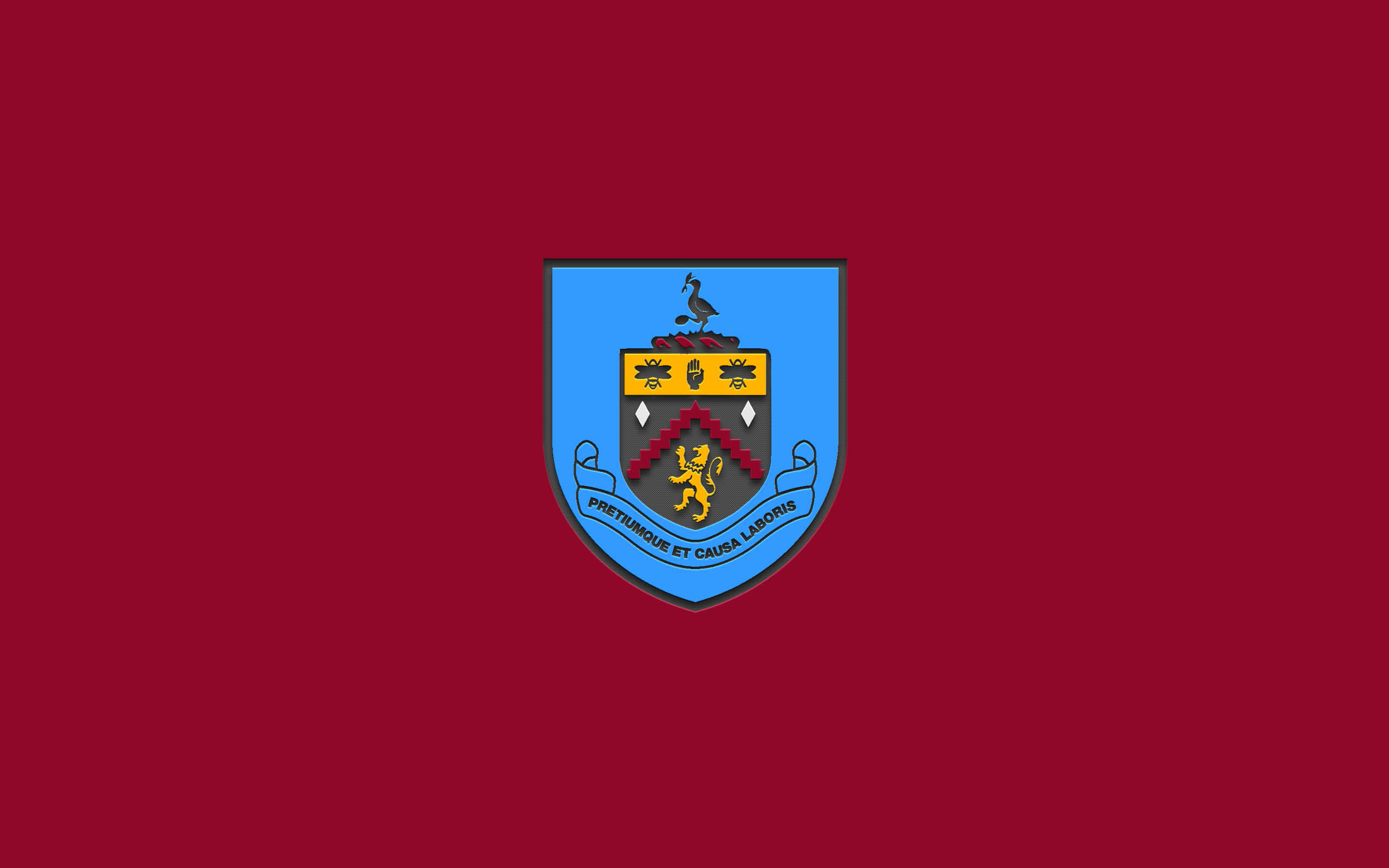 Burnley Fc 桌布 壁紙 — 一個紋章徽章，中央有獅子和格言，置於純栗色背景上。