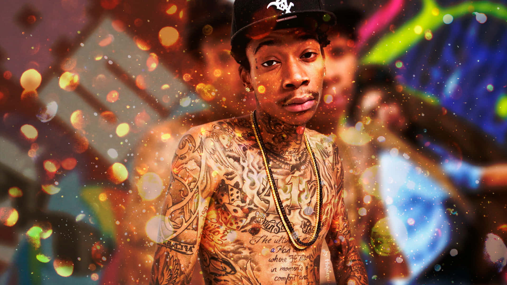 69 Rapper 桌布 壁紙 — 一個紋身男子戴著黑色帽子，在充滿發光燈光和模糊人物的鮮豔散景背景下凝視著。