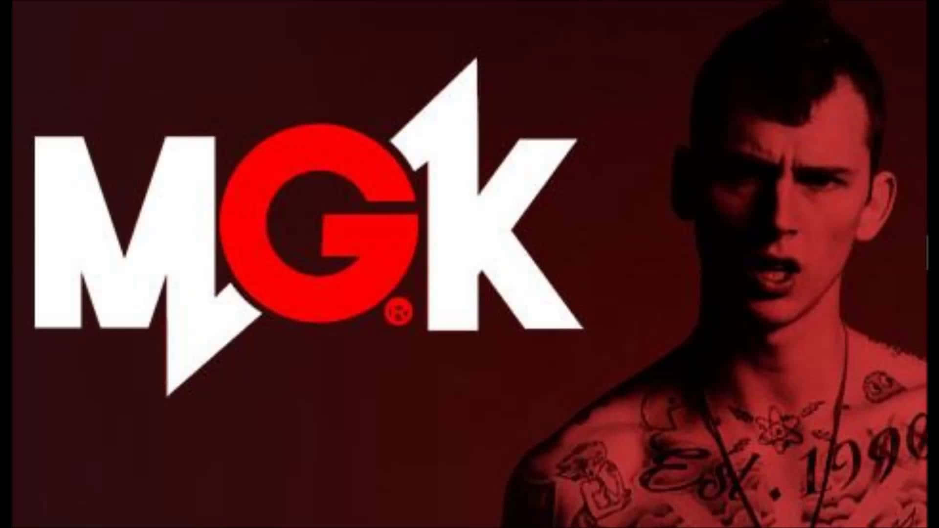 mgk 桌布 壁紙 — 一個紋身男子眼神銳利，站在深酒紅色背景上大膽的紅白MGK標誌旁邊。