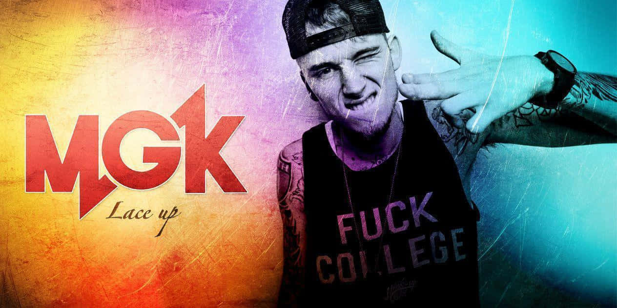 mgk 桌布 壁紙 — 一個紋身男子身穿黑色背心，戴著向後的帽子，在充滿活力的漸變背景上做出手勢，背景上有粗體紅色MGK標誌。