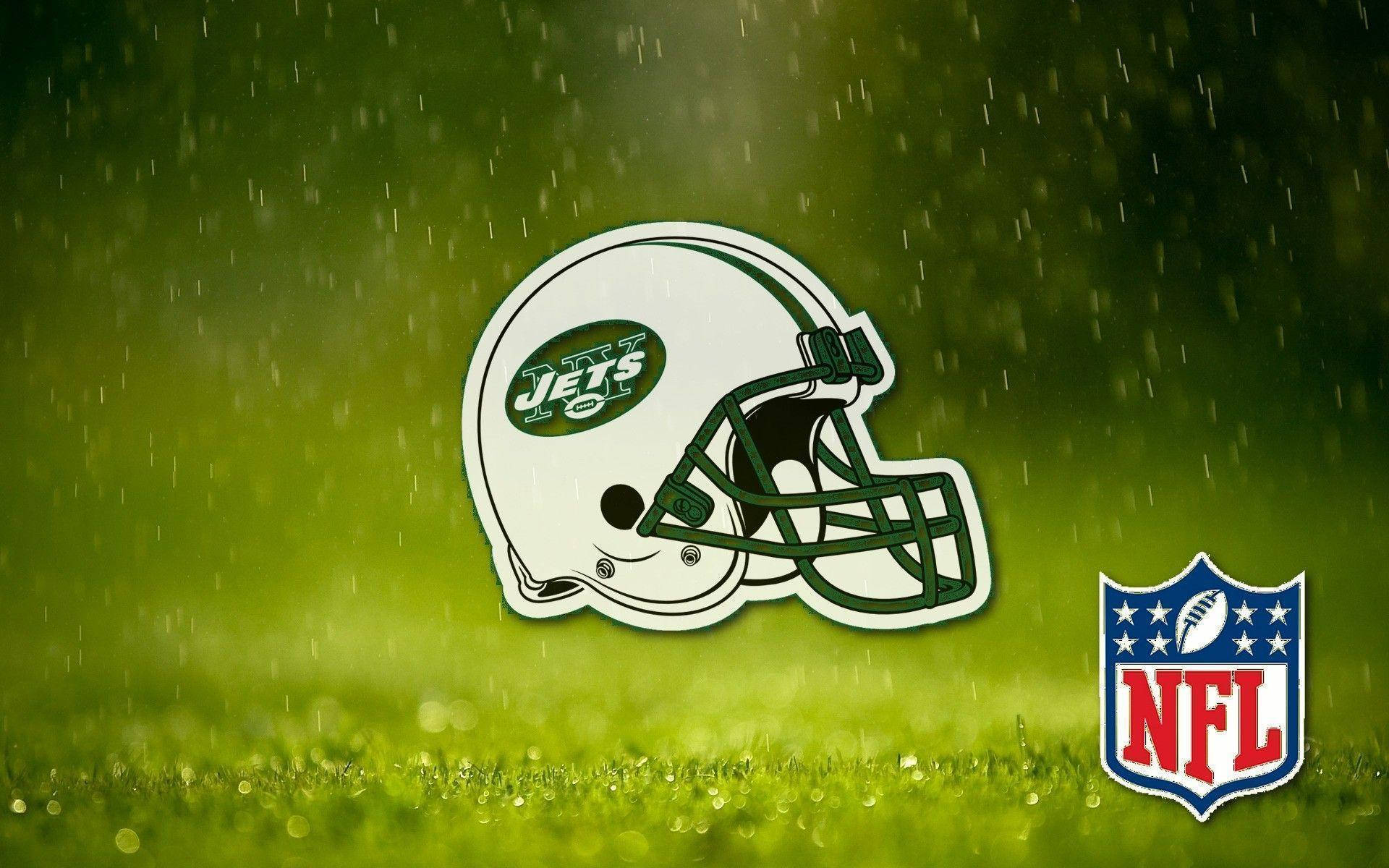 雨濕草地上的紐約噴射機頭盔和NFL標誌。 — NFL GIF 壁紙