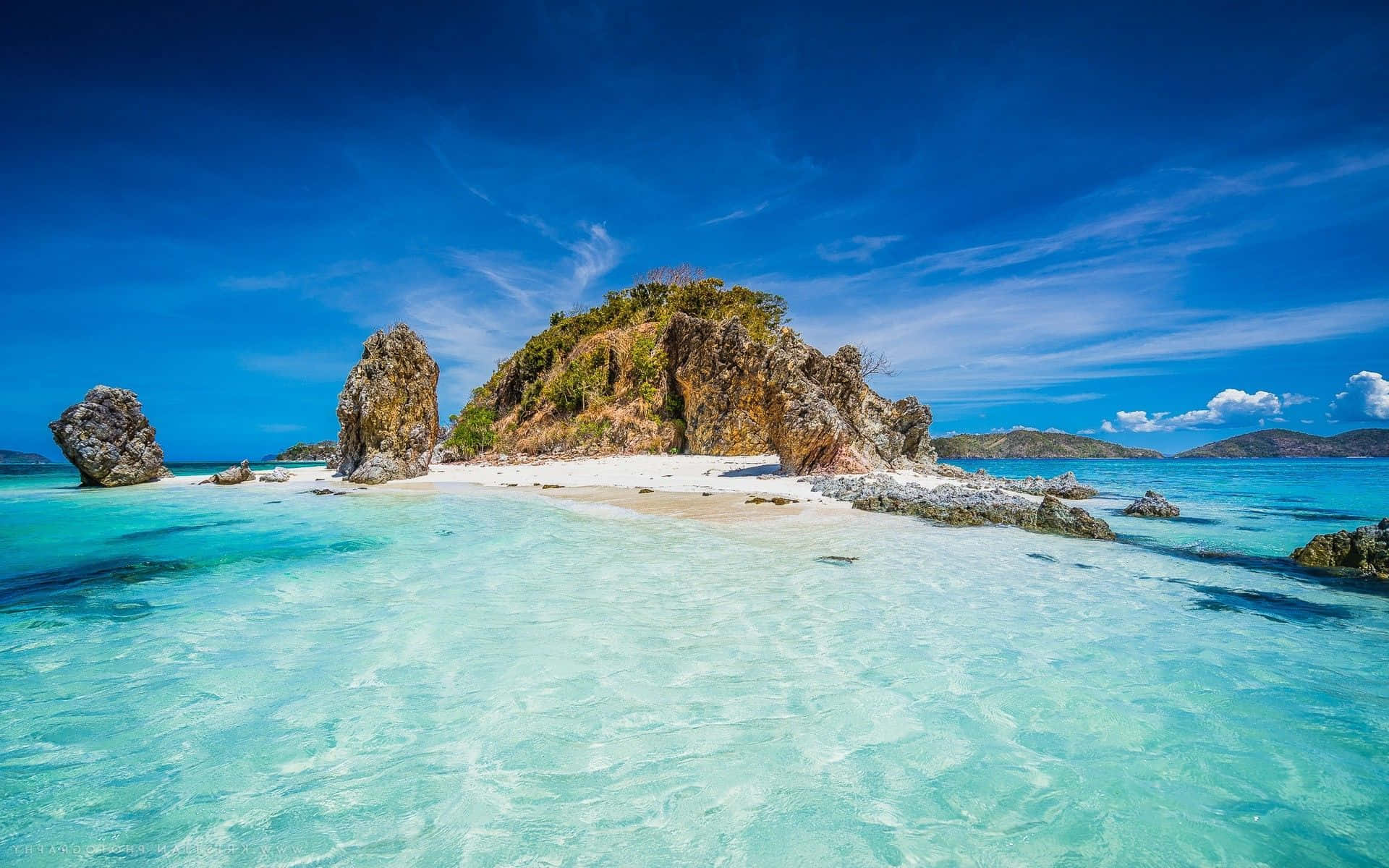 Philippines 桌布 壁紙 — 一個純淨的熱帶島嶼，擁有白色沙灘和碧綠海水，在充滿活力的藍天下。