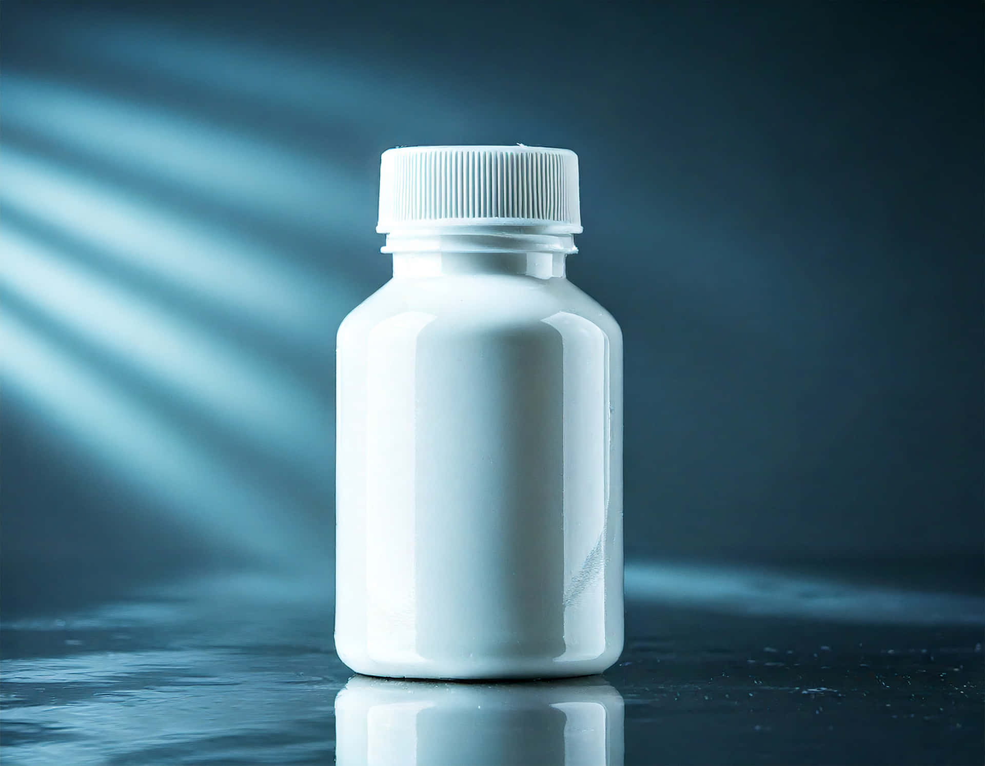 Medicine Bottle 壁紙 — 一個純淨的白色藥瓶置於反射表面中央，戲劇性的藍色光線劃破黑暗背景。