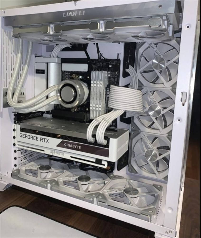 White Pc 桌布 壁紙 — 一個純白色的自訂PC機箱，內部精心組織，配備液體CPU冷卻器與多個風扇。