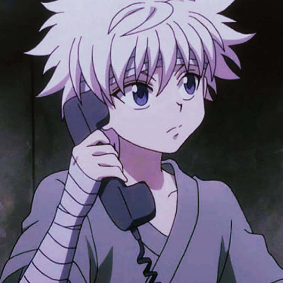 奇犽 桌布 壁紙 — 一個紫眼刺蝟頭動漫男孩在黑暗背景中將黑色手機貼在耳邊。