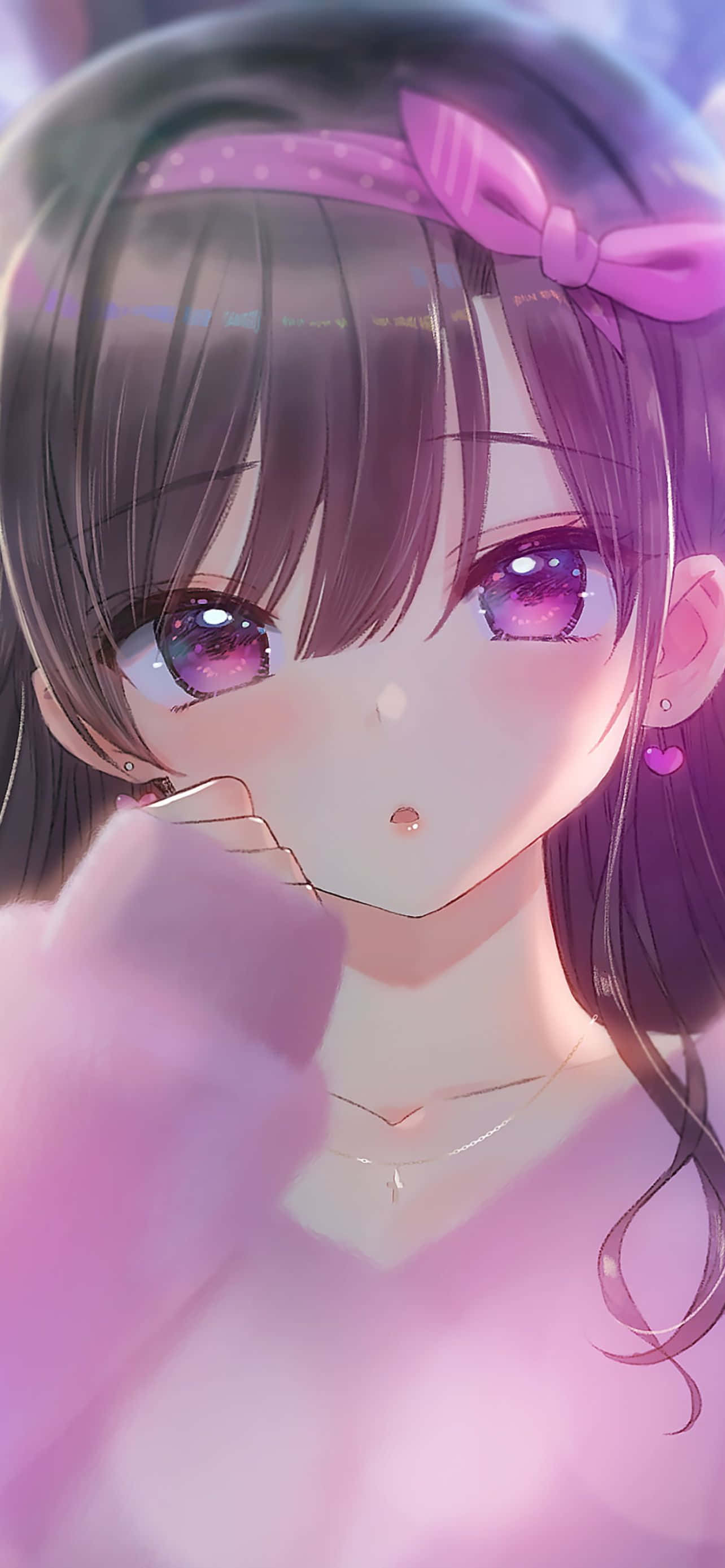 1284x2778 桌布 壁紙 — 一個紫眼粉紅蝴蝶結的動漫女孩近距離特寫，溫柔地凝視著，同時將手指放在唇邊。