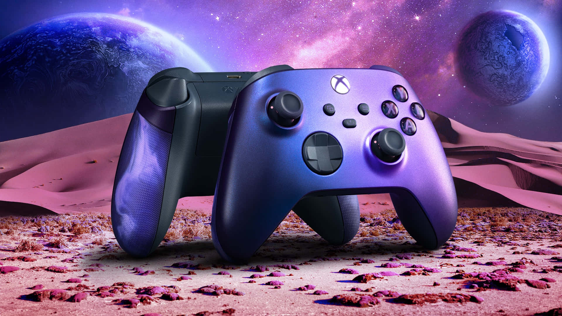 Xbox 桌布 壁紙 — 一個紫色Xbox手把站在粉紅色外星行星上，背後有兩顆發光行星和星空。