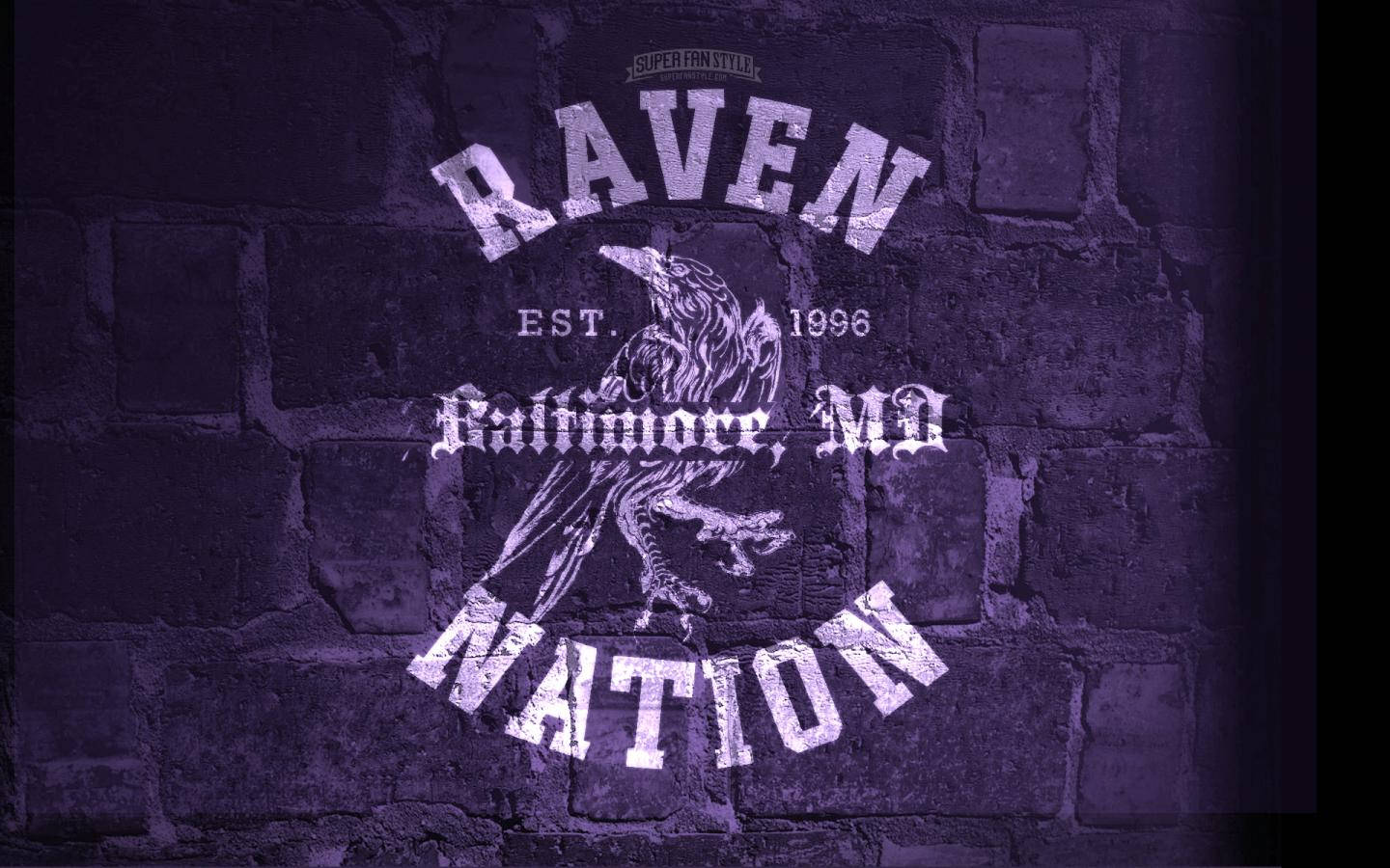 Ravens 桌布 壁紙 — 一個紫色和白色的 'Raven Nation' 標誌，帶有烏鴉插圖，噴漆在紋理磚牆上。