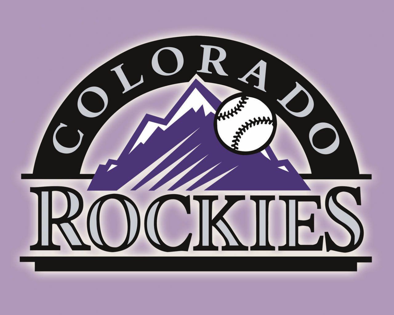 Rockies 桌布 壁紙 — 一個紫色和黑色的科羅拉多洛磯隊棒球標誌，以山脈和棒球為特色，背景為薰衣草色。