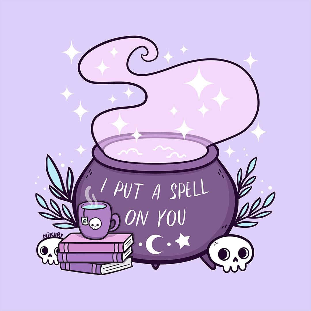 桌布 壁紙 — 一個紫色大鍋，冒著旋轉的魔法煙霧和星星，周圍環繞著骷髏頭、書籍和一個骷髏頭馬克杯，背景為薰衣草色。