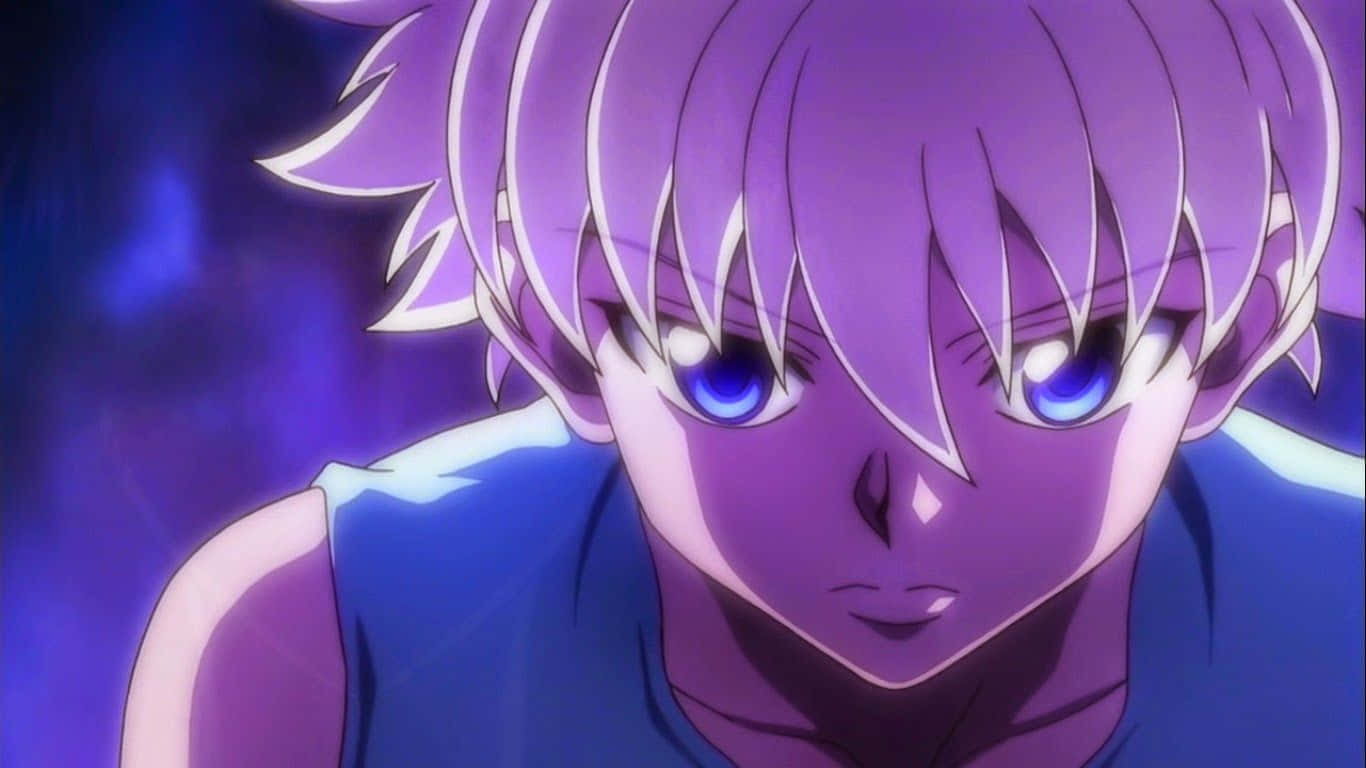 Killua Cute 桌布 壁紙 — 一個紫色尖刺頭髮、藍色發光眼睛的動漫角色特寫，在深紫色背景下強烈凝視。