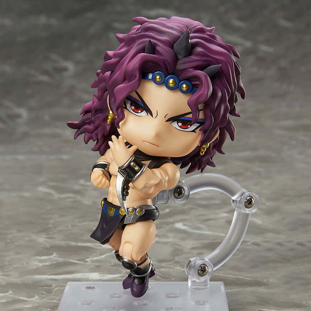 Jojo's Bizarre Adventure Kars 桌布 壁紙 — 一個紫色尖刺頭髮和紅色眼睛的Q版動漫人偶，站在透明展示架上，背景是灰色大理石。