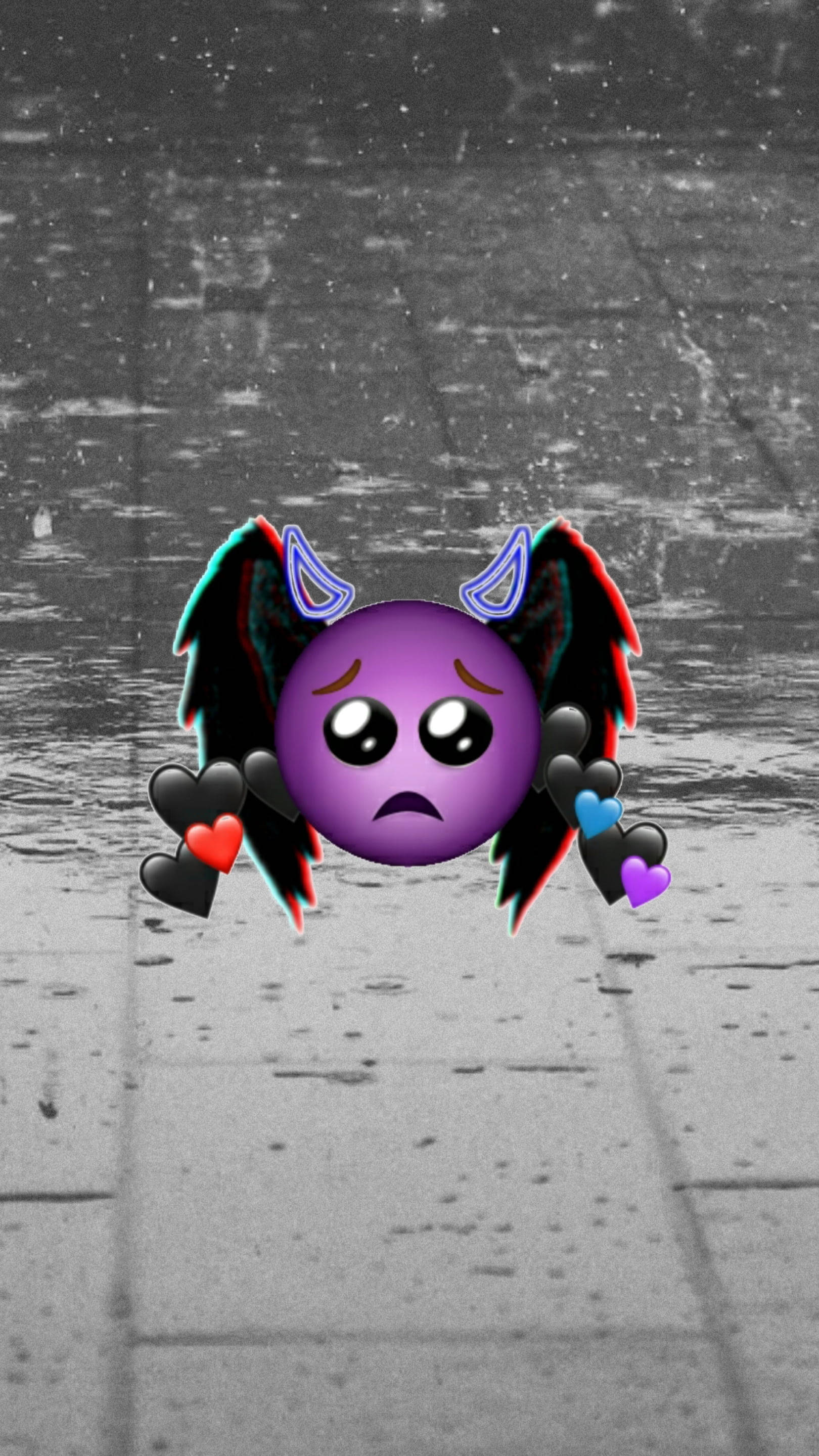 Black Emoji 桌布 壁紙 — 一個紫色悲傷的惡魔表情符號，帶有黑色翅膀和心形，漂浮在潮濕的灰色人行道上。