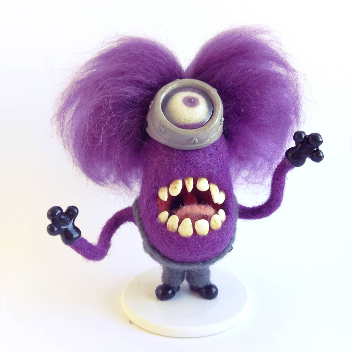evil 桌布 壁紙 — 一個紫色氈毛Minion，頭髮蓬亂，咧嘴大笑，站在白色底座上，背景簡潔。