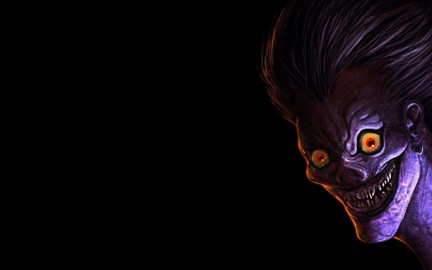 Death Note 4K 桌布 壁紙 — 一個紫色皮膚、擁有發光橙色眼睛和尖銳牙齒的威脅性動畫惡魔從黑暗中窺視。