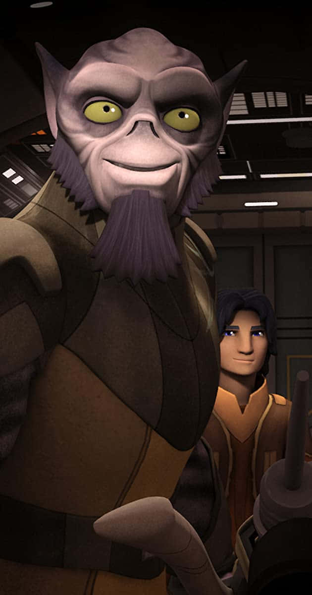 Zeb Orrelios 桌布 壁紙 — 一個紫色皮膚、發光黃色眼睛、有鬍鬚的外星人特寫，在太空船駕駛艙中微笑，身後有一個人形人物。
