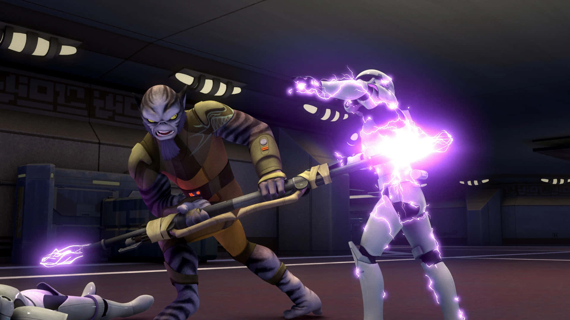 Zeb Orrelios 桌布 壁紙 — 一個紫色皮膚、眼睛發光的戰士，在昏暗的未來走廊中，用杖與一個帶電的白色盔甲人物交鋒。