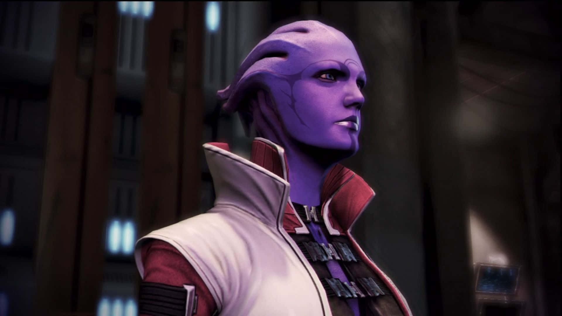 Aria T'loak 桌布 壁紙 — 一個紫色皮膚、頭戴有脊狀頭飾、身穿紅白盔甲的外星人站在光線昏暗的城市小巷中。