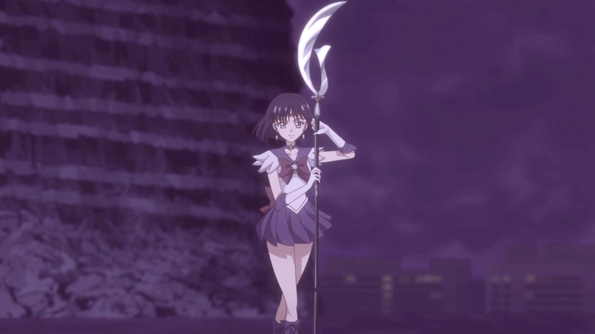 Sailor Saturn 桌布 壁紙 — 一個紫色色調的動漫女孩穿著水手服，在廢墟城市背景下拿著發光的彎月杖。