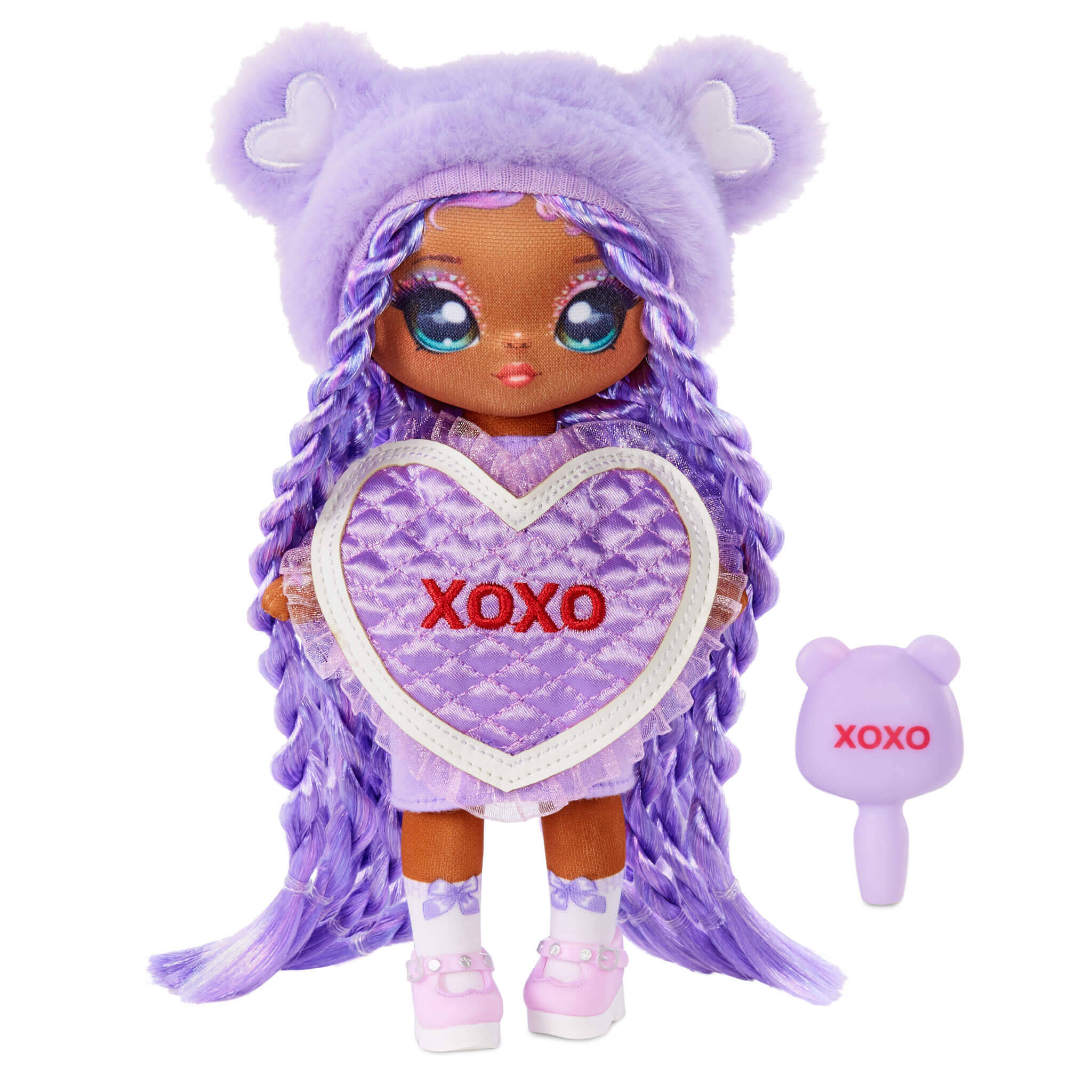 Lol Doll 桌布 壁紙 — 一個紫色辮子頭髮、戴著毛絨熊帽的娃娃，抱著一個紅色刺繡XOXO的心形枕頭。