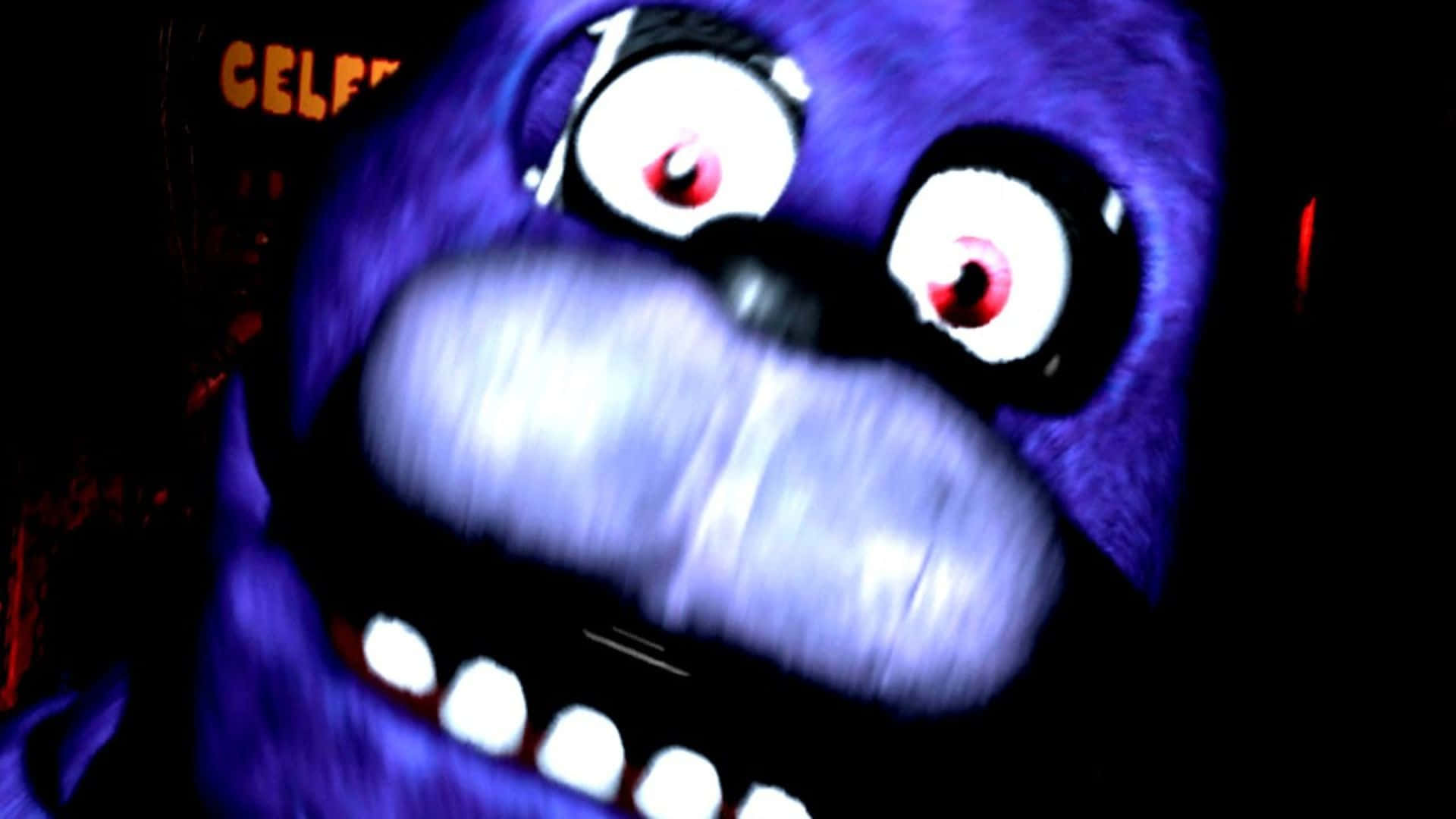 Fnaf Jumpscare 桌布 壁紙 — 一個紫色電子動畫角色的特寫，在黑暗環境中帶有發光的紅色眼睛和模糊的嘴巴。