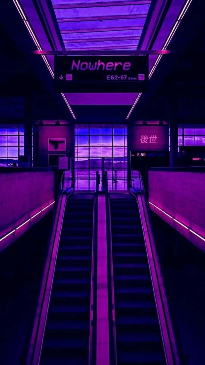 Purple Grunge Aesthetic 桌布 壁紙 — 一個紫色霓虹燈地鐵站，電扶梯通往一個寫著 Nowhere 的標誌，背景是黃昏的天空。