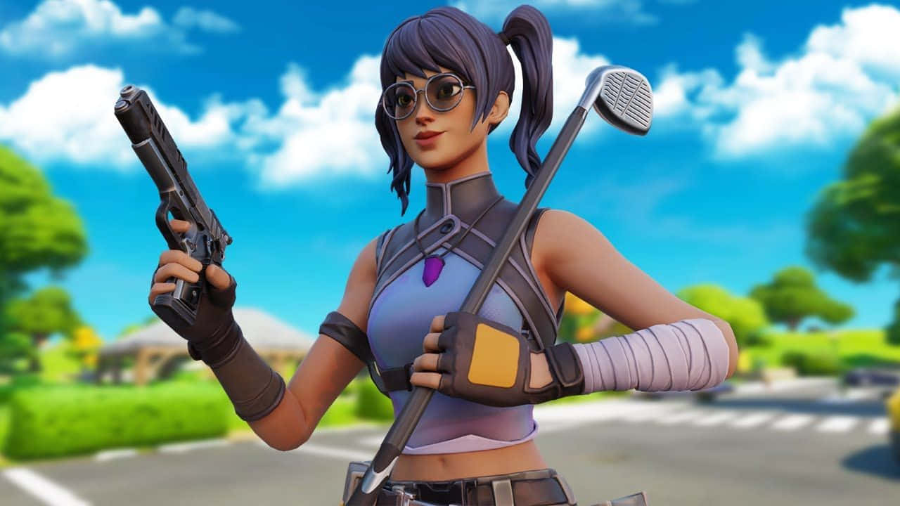 桌布 壁紙 — 一個紫色頭髮、戴眼鏡的 Fortnite 角色在明亮的藍天和蓬鬆雲朵下拿著槍和高爾夫球桿。