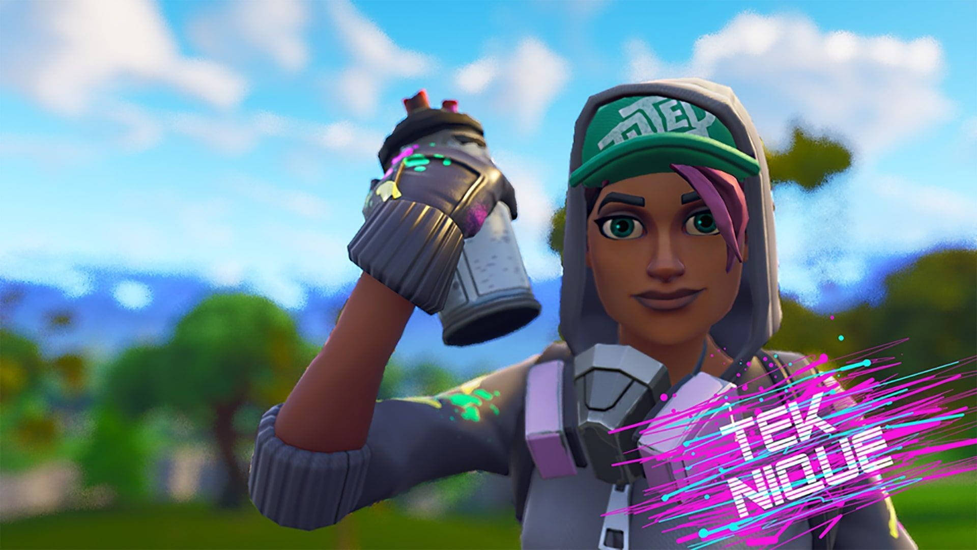 電玩遊戲 桌布 壁紙 — 一個紫色頭髮、戴綠色帽子的Fortnite角色，在藍天白雲下拿著噴漆罐。