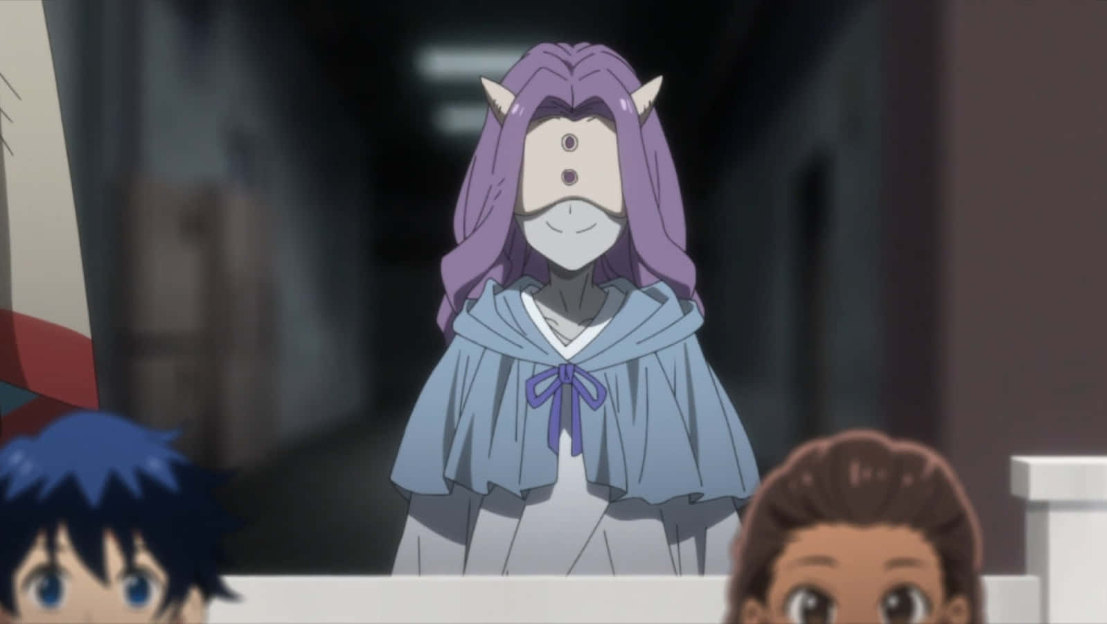 The Promised Neverland Mujika 桌布 壁紙 — 一個紫色頭髮、有角且戴面具的動漫角色站在昏暗的走廊中，從兩個小孩身後觀看。