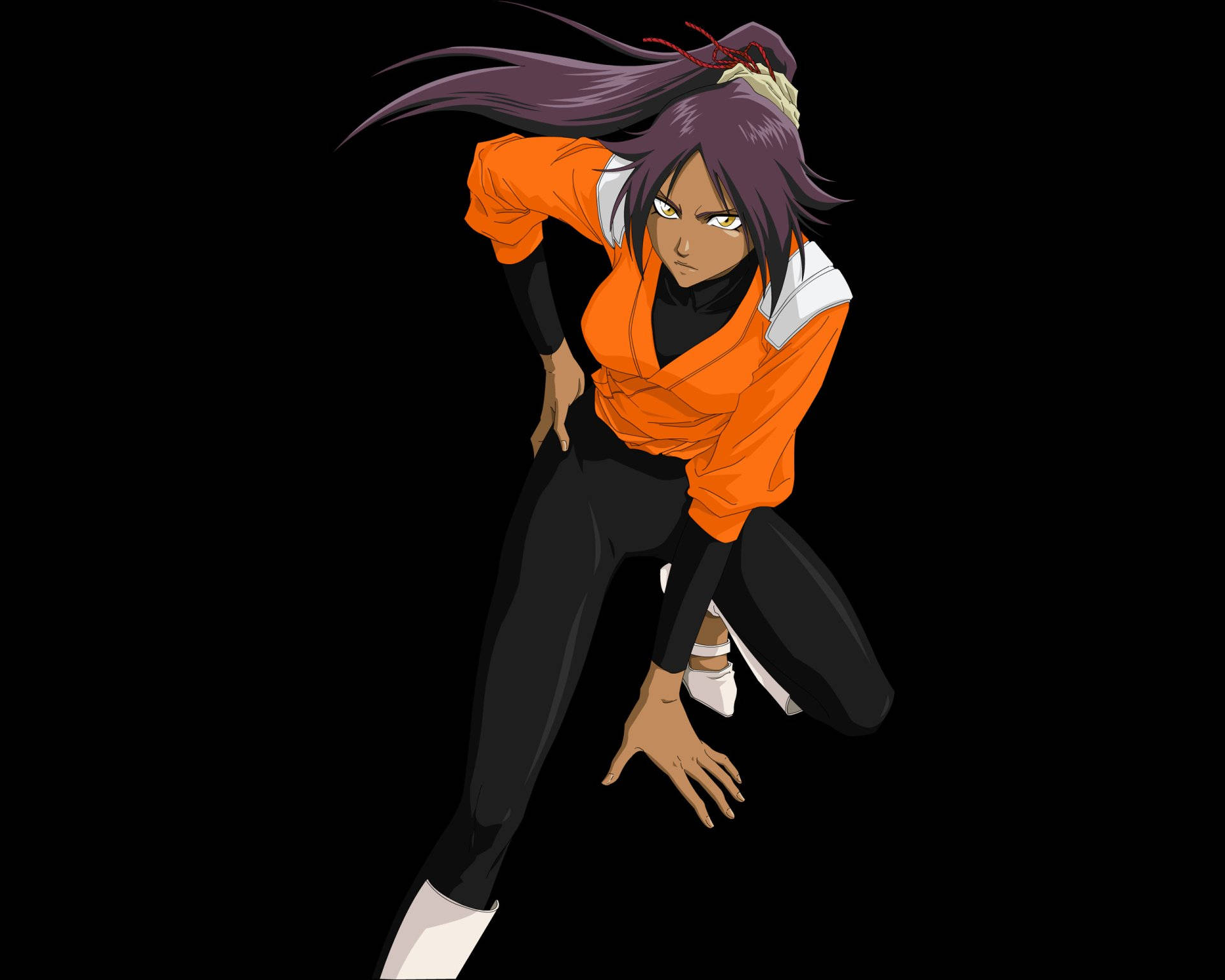 Yoruichi 桌布 壁紙 — 一個紫色頭髮、橙色外套的動漫角色在黑色背景前動態地蹲下。