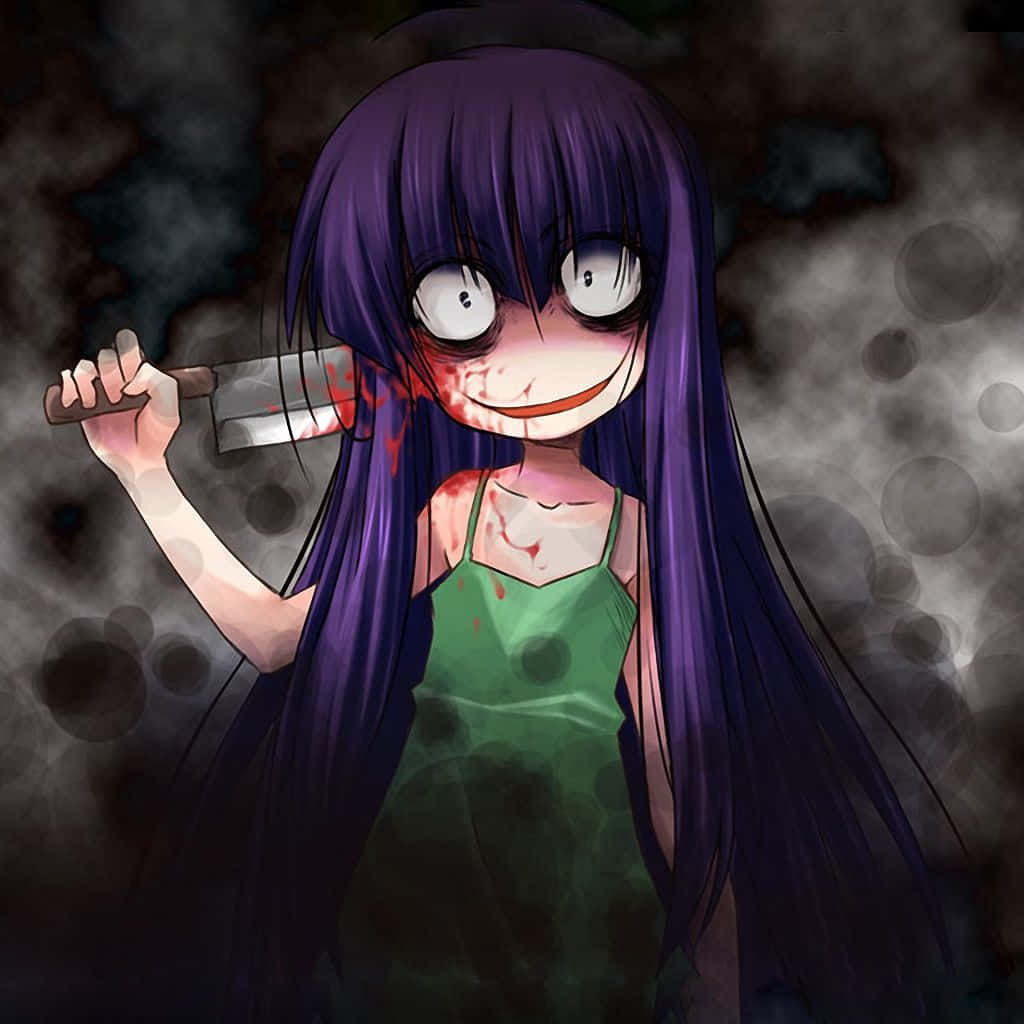 Horror Anime 桌布 壁紙 — 一個紫色頭髮、滿臉鮮血的恐怖動漫女孩，在煙霧瀰漫的黑暗背景中手持一把刀。