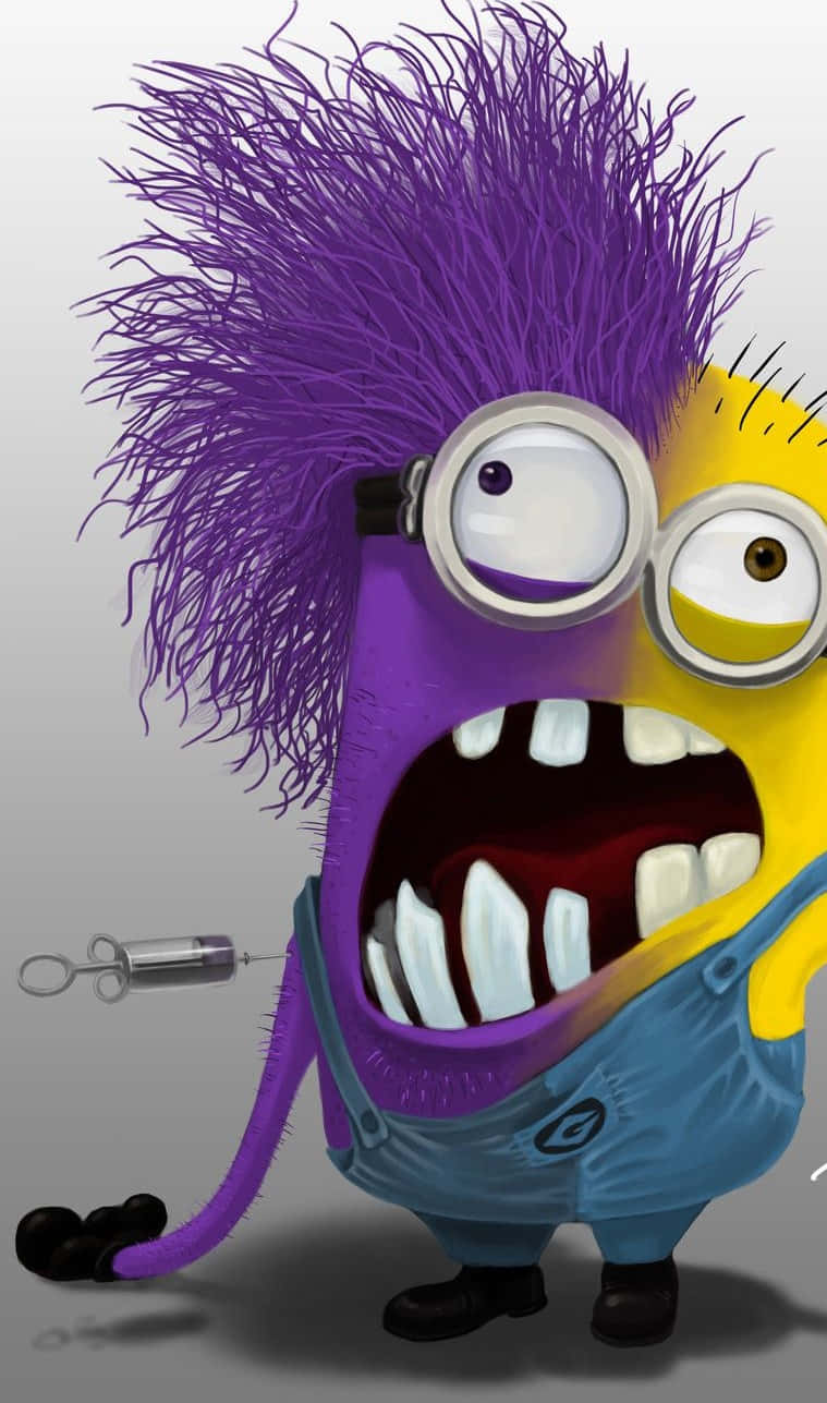 搞笑 桌布 壁紙 — 一個紫色頭髮、穿著藍色吊帶褲的卡通 minion 在灰色背景前拿著注射器尖叫。